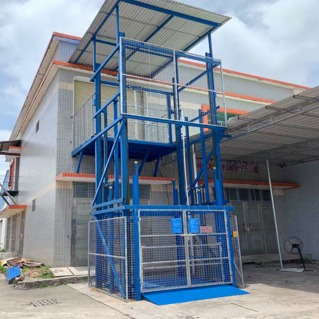 湘东建材厂室外升降货梯安装